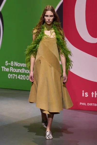 Look 16